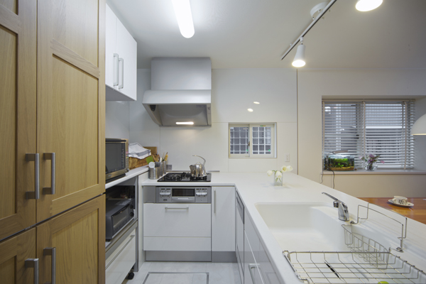 広い作業スペースを確保できるＬ型対面キッチン