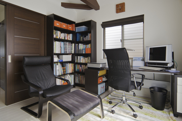 本棚のサイズや机の高さを考慮して配置した大きめの窓