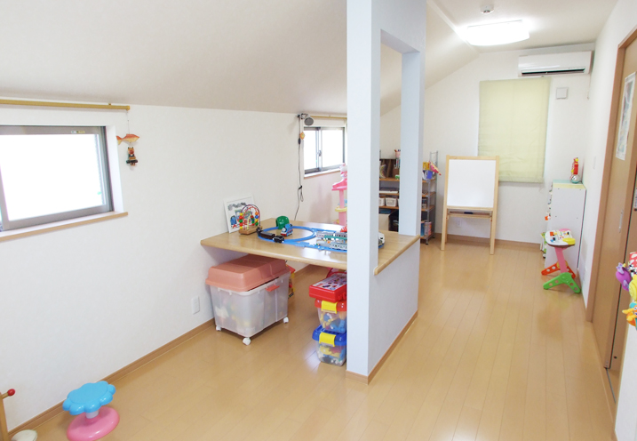 間仕切りを設けた2階の子供部屋