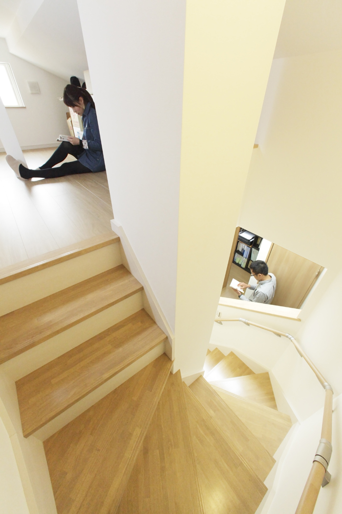 小屋裏収納へは昇り降りしやすい固定階段（Eスペース）を採用！
