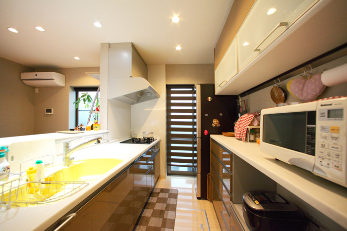 作業スペースが広く確保されたキッチンスペース。使い勝手の良い大容量の食器棚も。