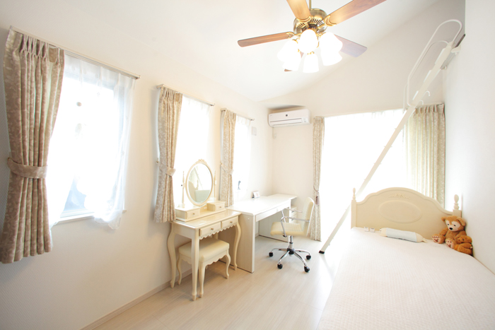 「姫の部屋です（笑）」と奥様。娘さんの部屋を可愛らしい空間へコーディネイト！(6.75帖）
