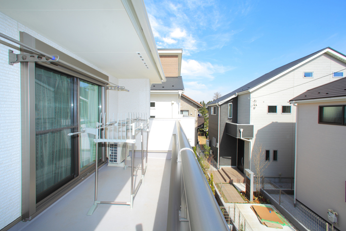 洗濯物もらくらく干せる広々バルコニー。屋根も広いので少しの雨でも安心！