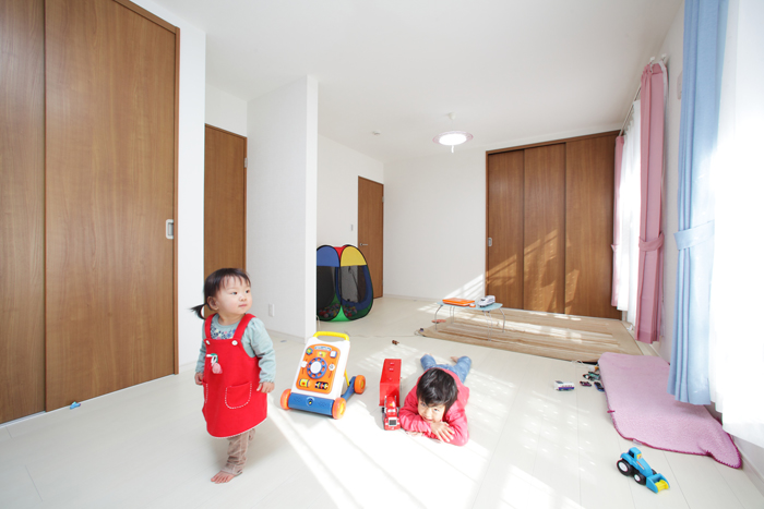 ２階の子供部屋。将来は２部屋に分けることができるように扉を配置。