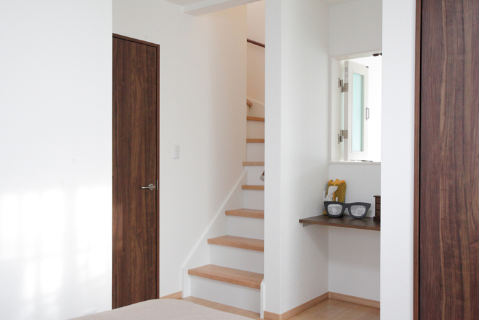 居室内から固定階段で昇降可能なE-space（２階主寝室）。