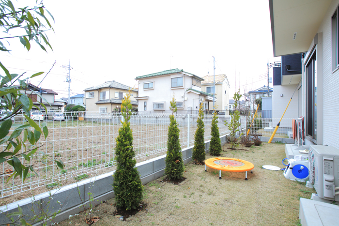 見晴らしが良く広々とした庭。芝生の上で寝転がって遊ぶ！